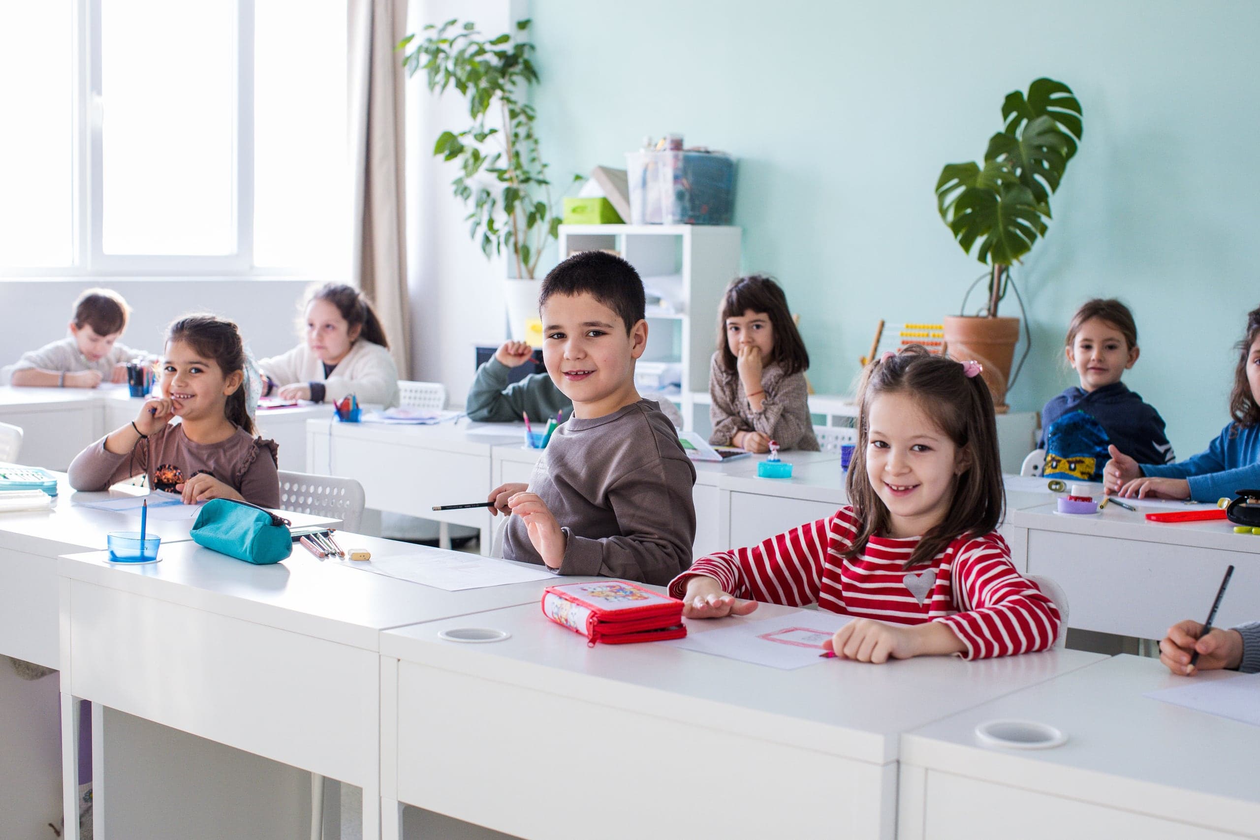 Elevi zâmbind în clasă la KTIS Brașov